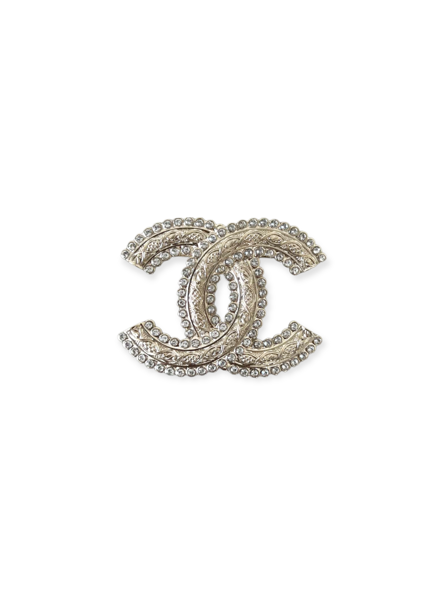 Broche Chanel logo CC bicolore strassée nude  GIGI PARIS